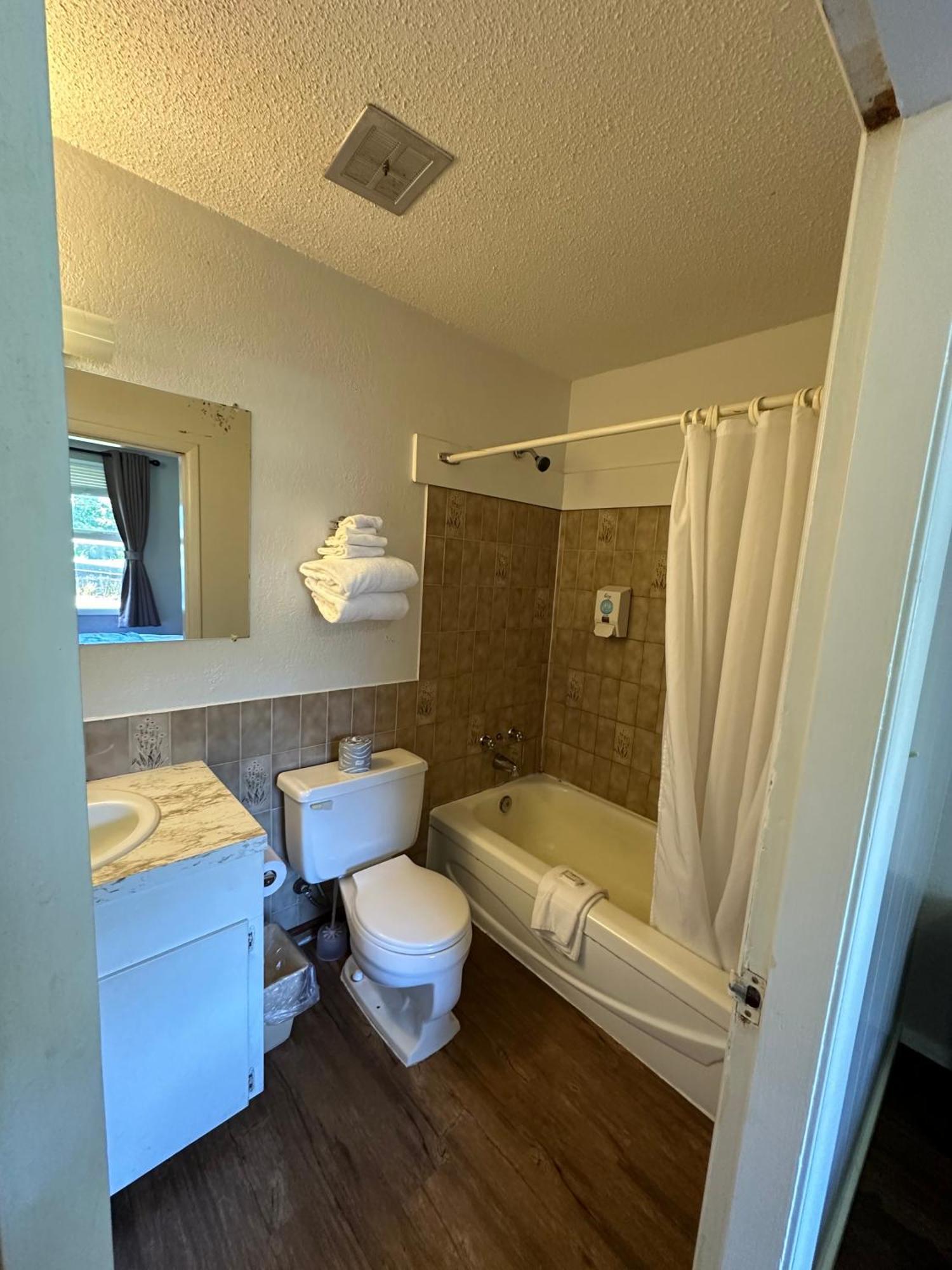 Island West Resort-motel 2*