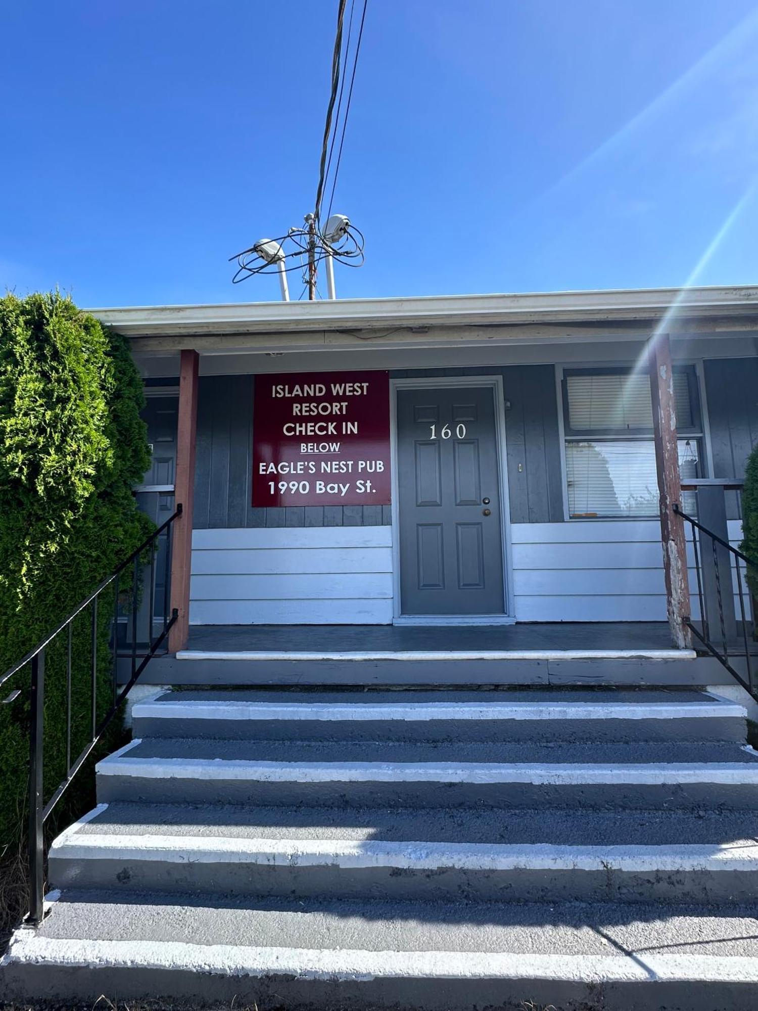 Island West Resort-motel